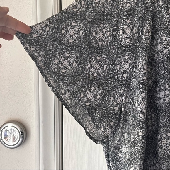 Kim Rogers Curvy Gray & White Blouse - Picture 3 of 8